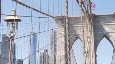 Brooklyn Köprüsü 'nden Manhattan' a, kablolar ve mavi gökyüzü. New York City silueti, finans bölgesi şehir manzarası. Dünya Ticaret Merkezi, ABD seyahat merkezi. Amerika Birleşik Devletleri Mimarisi.