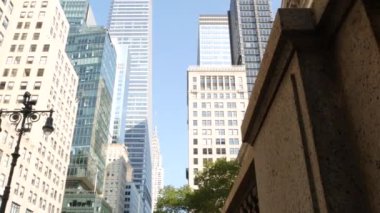 New York City Manhattan Midtown 42 sokak mimarisi. Chrysler binası, ikonik gökdelen, ABD. Amerikan şehir kulesi, Birleşik Devletler. 5. Cadde, Bryant Park, Kütüphane yakınlarında.