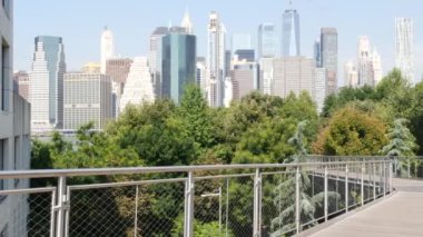 New York City Manhattan, Downtown Financial District Skyline şehir merkezi, Brooklyn Heights köprüsü, Birleşik Devletler. Şehir mimarisi, Dünya Ticaret Merkezi gökdeleni. Squibb Park Köprüsü