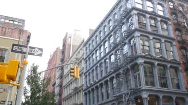 Broadway caddesi yakınlarındaki New York City Manhattan Soho moda bölgesi. Amerikan şehir binası cephesi, eski klasik Amerikan mimarisi. New York, Amerika 'dan alışveriş. İş ve konut mülkleri.