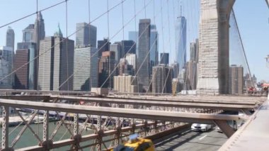 Brooklyn Köprüsü 'nde arabalar. New York City Manhattan şehir merkezi silueti, finans bölgesi şehir mimarisi. Dünya Ticaret Merkezi, Dünya Ticaret Merkezi gökdeleni. Dumbo 'ya yol trafiği ve sarı taksi. ABD 'ye Seyahat.