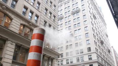 New York caddesinde buhar sızıntısı, turuncu buhar borusu yığını. Pipo dumanı. Con Edisons Buhar Operasyonları Sistemi, 5. Cadde, Manhattan Midtown Mimarisi.