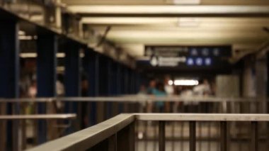 New York, Manhattan. Odaklanamayan metro istasyonu içi, yeraltı metro transferi. Toplu taşıma. Tren yolu değiştirme merkezi, yolcu trafiği kavşağı. NYC, ABD 'deki insanlar.