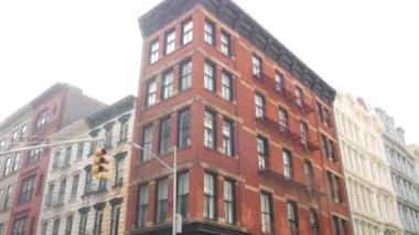 Broadway caddesi yakınlarındaki New York City Manhattan Soho moda bölgesi. Amerikan şehir binası cephesi, eski klasik Amerikan mimarisi. New York, Amerika 'dan alışveriş. İş ve konut mülkleri.