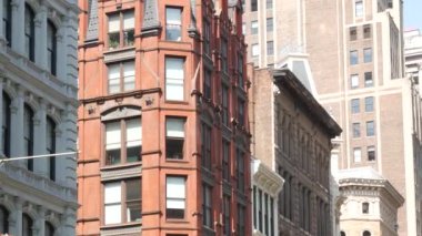 New York City Manhattan şehir merkezi klasik bina mimarisi, ABD 'de şehir sokağı. Amerika 'da Broadway' de Amerikan konutları ve iş yerleri. Kırmızı tuğla ev.