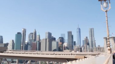Brooklyn Köprüsü 'nden Manhattan' a. New York City gökyüzü mimarisi, finans bölgesi şehir manzarası. Dünya Ticaret Merkezi, Dünya Ticaret Merkezi gökdeleni, fener. ABD seyahat rotası. Amerika Birleşik Devletleri.