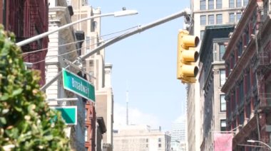Broadway caddesi tabelası, Manhattan şehir merkezi mülkü, ev mimarisi, New York City emlak. Sarı trafik ışığı ve yol ayrımında yol tabelası. Tarihi bölge kavşağı, Birleşik Devletler.