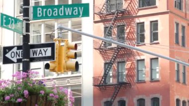 Broadway sokak tabelası, Manhattan şehir merkezi mimarisi, New York köşesi. Sarı trafik ışığı. Madison Square Park yakınlarındaki Flatiron bölgesinde. 23. Cadde, Bway ve 5. Cadde 'nin kesiştiği yerde. Tek yön