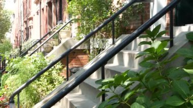 New York City konak binası, Brooklyn Heights yerleşim bölgesi, ABD. Brownstone şehir mimarisi, bağlı ev. Amerika Birleşik Devletleri emlak, Amerikan mülkü, New York 'ta apartmanlar ve evler.