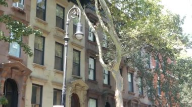 New York City konak binası, Brooklyn Heights yerleşim bölgesi, ABD. Brownstone şehir mimarisi, bağlı ev. Amerika Birleşik Devletleri emlak, Amerikan mülkü, New York 'ta apartmanlar ve evler.