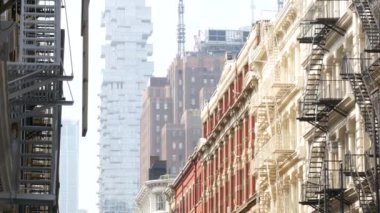 Broadway caddesi yakınlarındaki New York City Manhattan Soho moda bölgesi. Amerikan şehir binası cephesi, eski klasik Amerikan mimarisi. New York, Amerika 'dan alışveriş. İş ve konut mülkleri.