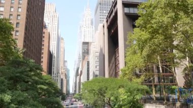 New York Manhattan Midtown mimarisi. Chrysler binası, ikonik gökdelen, 42 sokak, ABD. Amerikan şehir manzarası, ünlü NYC kulesi, Birleşik Devletler. Tudor City Köprüsü 'nden. Ağaçlar