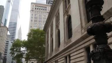 New York City Manhattan Midtown 42 sokak mimarisi. Chrysler binası, ikonik gökdelen, ABD. Amerikan şehir kulesi, Birleşik Devletler. 5. Cadde, Bryant Park, Kütüphane yakınlarında.