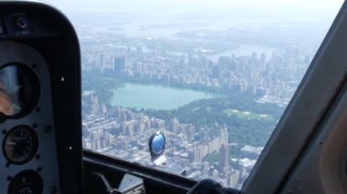 New York Şehri helikopter kabin uçuşu, ABD Manhattan üzerinde uçan helikopter kokpiti. Ekstrem turizm, ABD seyahati. Kamera titriyor. Central Park ve batı yakası yerleşim yerleri. Kontrol paneli.