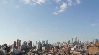 New York City Manhattan siluet şehri. Empire State Binası, Hudson Metrosu. Çatı, konutların çatısı. Şehir mimarisi, Birleşik Devletler sokakları. East Village, NYC 'den şehir merkezi..