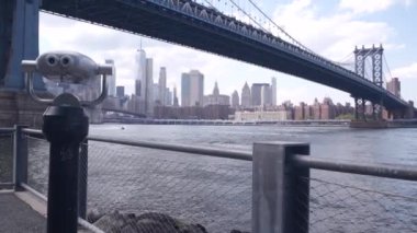 New York City Manhattan Köprüsü gözcüsü, kule görüntüleme dürbünü, Brooklyn, Dumbo, ABD. Şehir merkezindeki rıhtım manzarası, gökdelen silüeti. Riverfront turizm güvertesi, East River. Dünya Ticaret Merkezi.