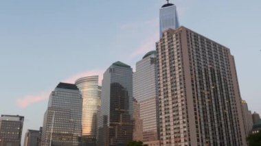 Feribottan New York City silueti. Manhattan şehir merkezinde. Feribottan Dünya Ticaret Merkezi gökdelenine. Hudson nehri kıyısı manzarası, nehir kıyısındaki binalar mimarisi, Finansal bölge, ABD.