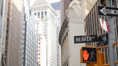 New York, Birleşik Devletler. Manhattan Merkez Finans Bölgesi. Amerikan Wall Street. Broad and Beaver köşe tabelası. Borsa, ABD Borsası. Kavşakta trafik ışığı var..