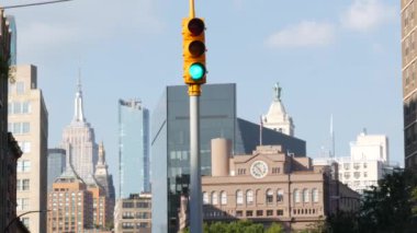 New York caddesi kavşağı, sarı trafik ışığı, ulaşım yolu kavşağı, Birleşik Devletler mimarisi. Empire State Binası, Amerikan bayrağı, Union Meydanı. New York Manhattan Bowery Bölgesi