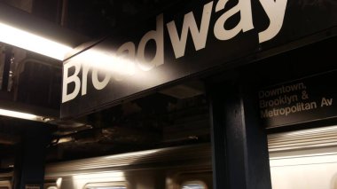 New York metro istasyonu içi, yeraltı metro platformu tabelası. Metro treni, yolcu taşımacılığı, Birleşik Devletler. Yazı tahtası, Broadway. New York şehir merkezi, Manhattan trafiği.