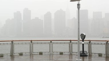 New York City rıhtım silueti, Manhattan Midtown binaları, doğu nehri kıyısında nehir kenarındaki gökdelenler. Rıhtım manzarası, kule manzarası, Gantry Plaza. Long Island, Queens 'te. Birleşik Devletler turizmi. Yağmurlu.