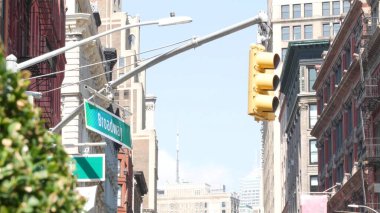 Broadway caddesi tabelası, Manhattan şehir merkezi mülkü, ev mimarisi, New York City emlak. Sarı trafik ışığı ve yol ayrımında yol tabelası. Tarihi bölge kavşağı, Birleşik Devletler.