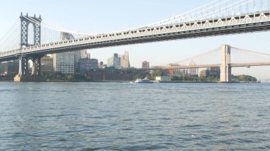 New York City Manhattan Köprüsü 'nden Dumbo, Brooklyn Köprüsü' ne. İskele 35, ABD 'den rıhtım manzaralı şehir manzarası. Doğu nehri ikonik manzarası, sabah gün batımı deniz kenarında. Nehir kenarı mimarisi. NYC simgesi.