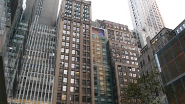 New York City Manhattan Midtown binası mimarisi, ABD 'de şehir sokağı. Broadway ve Bryant Park yakınlarındaki 42. Cadde 'de evleri olan evler, ABD' deki emlak mülkleri. Gerçeklik