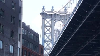 Dumbo, Brooklyn 'deki New York City Manhattan Köprüsü. Water Caddesi 'ndeki kemer yolu, Adams Caddesi kemeri. Klasik endüstriyel NYC mimarisi. Bit pazarı. İkonik Birleşik Devletler turizm simgesi. ABD 'ye Seyahat