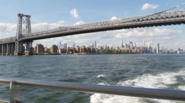 Feribottan New York City silueti. Manhattan şehir merkezinde gökdelenler, feribot. Doğu nehri kıyısı manzarası, nehir manzarası, ABD. Williamsburg Köprüsü, Empire State Binası.