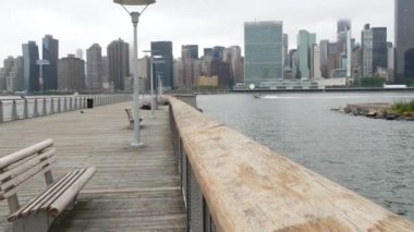 New York şehri kıyısı silueti, Manhattan şehir merkezi binaları, nehir kıyısındaki gökdelenler, doğu nehri suyu. Liman kenti manzarası, Gantry Plaza iskelesi, Long Island, Queens. Birleşik Devletler mimarisi.