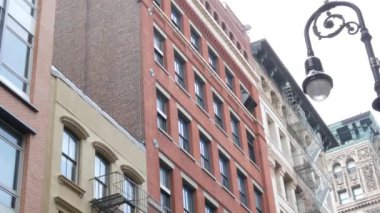 Broadway caddesi yakınlarındaki New York City Manhattan Soho moda bölgesi. Amerikan şehir binası cephesi, eski klasik Amerikan mimarisi. New York, Amerika 'dan alışveriş. İş ve konut mülkleri.