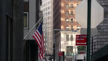 New York City Aşağı Manhattan, Downtown Financial District sokak mimarisi, Birleşik Devletler. Yüksek gökdelenler, konutlar, ofis binaları, Amerikan bayrağı. Gayrimenkul, ABD emlak. Fidi Kuleleri