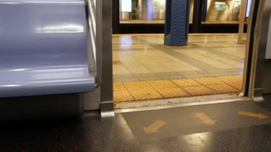 New York metro treni, metropolitan vagonun içinde. Birleşik Devletler metro taşımacılığı, NYC yolcu taşımacılığı, halk yeraltı tren yolu. Demiryolu trafiği. İçerideki araç, içerideki kulübe..
