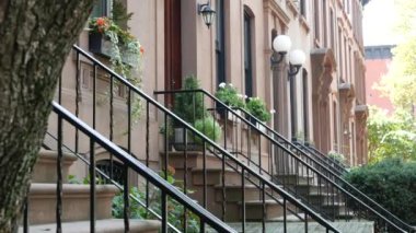 New York City konak binası, Brooklyn Heights yerleşim bölgesi, ABD. Brownstone şehir mimarisi, bağlı ev. Amerika Birleşik Devletleri emlak, Amerikan mülkü, New York 'ta apartmanlar ve evler.
