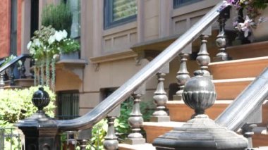New York City konak binası, Brooklyn Heights yerleşim bölgesi, ABD. Brownstone şehir mimarisi, bağlı ev. Amerika Birleşik Devletleri emlak, Amerikan mülkü, New York 'ta apartmanlar ve evler.