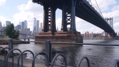 New York City Manhattan Köprüsü, Brooklyn Dumbo USA. Limana bakan Manhattan şehir merkezi, finans bölgesi gökdeleni. East River nehir kenarı John caddesi park gezinti alanı. Dünya Ticaret Merkezi
