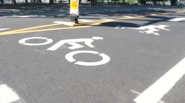 Bisiklet şeridi asfalt levhası, New York. Bisiklet yolu, bisikletçiler için bisiklet yolu, Manhattan. Patenler ve patenler için harika bir yol. Eğlence amaçlı spor etkinliği altyapısı, motosiklet bisikleti, ABD.