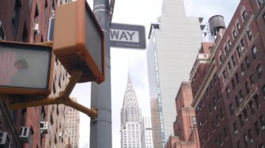 New York City kavşağı, Lexington caddesi kavşağı tabelası. Chrysler binası, Midtown bölgesi, NYC, ABD. Yükselen gökdelen mimarisi, tek yönlü yol işareti, trafik ışığı
