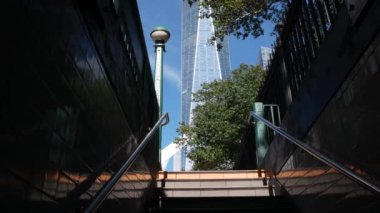 New York metro küresi, metro küre lambası. Metropolitan giriş merdiveni, Manhattan. Dünya Ticaret Merkezi Kulesi, WTC ve Oculus şehir merkezindeki finans bölgesinde. Toplu taşıma istasyonu merdivenleri.