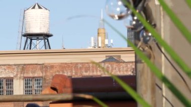 New York City klasik endüstriyel bina dış mimarisi, ABD. Tipik kırmızı tuğla, ön cephedeki pencereler. Çatıdaki su kulesi, Queens, ABD 'de bir depo. Chrysler binasının tepesi..