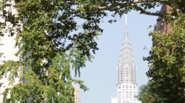 New York City Manhattan Midtown mimarisi. 42 caddedeki Chrysler binası, ABD gökdeleninin simgesi. Meşhur Amerikan Kulesi, New York Birleşik Devletleri. Lexington Bulvarı, Irving St. Gramercy Park Ağaçları