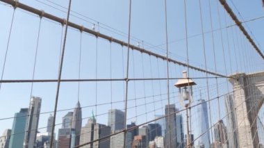Brooklyn Köprüsü 'nden Manhattan' a, kablolar ve mavi gökyüzü. New York City silueti, finans bölgesi şehir manzarası. Dünya Ticaret Merkezi, ABD seyahat merkezi. Amerika Birleşik Devletleri Mimarisi.