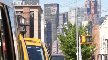 New York 'ta. Queens caddesindeki sarı taksiler. Long Island, LIC 'de bir sürü taksi var. Madalyon taksi ve Manhattan şehir merkezi şehir merkezi silueti. Yüksek binalı mimari.