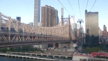 New York City Roosevelt Adası tramvayı Manhattan Midtown sokaklarına gidiyor. Queensboro Köprüsü yakınlarındaki Amerikan tramvayı. ABD 'de toplu taşıma. Yukarı doğu yakası mimarisi, ufuk çizgisi şehir manzarası.