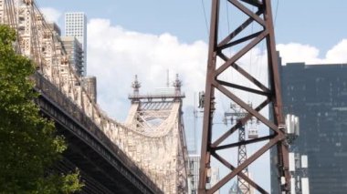 New York Şehri Roosevelt Adası 'nın Manhattan şehir merkezine giden tramvayı. Queensboro Köprüsü yakınlarındaki Amerikan hava tramvayı. Kentsel yolcu taşımacılığı, ABD. ABD 'de ulaşım ve mimari.