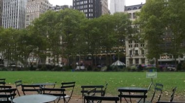New York City, Manhattan Midtown Bryant Park. Halk kütüphanesi, 42 sokak ve 5. Cadde köşesi, ABD. Amerika 'da NYC' nin simgesi. Yeşillikte boş sandalye ve masa. Yeşil çimen.