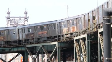 New York metrosu, metropol köprüsü, caddenin üstündeki metro yolu. Demiryolu taşımacılığı, Queensboro istasyonunun klasik demiryolu hattı. Queens toplu tren ulaşımı. Long Island şehri Birleşik Devletler