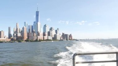 Feribottan New York City silueti. Manhattan şehir merkezinde. Feribottan Dünya Ticaret Merkezi gökdelenine. Hudson nehri kıyısı manzarası, nehir kıyısındaki binalar mimarisi, Finansal bölge, ABD.