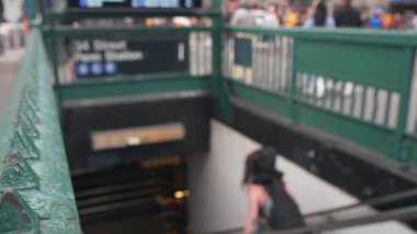 New York metro tabelası, metro istasyonu. Metropolitan girişi yeşil çit, Manhattan toplu taşıma çıkışı. Yayalar, insanlar. 34. Cadde, Penn İstasyonu, Birleşik Devletler yolcu treni.